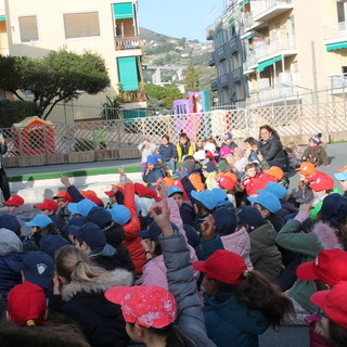 Sanremo: consegnate le borracce 'plastic free' agli alunni della 'Casa dei bambini' e della 'Montessori' (Foto) Sanremo: consegnate le borracce 'plastic free' agli alunni della 'Casa dei bambini' e della 'Montessori' (Foto)