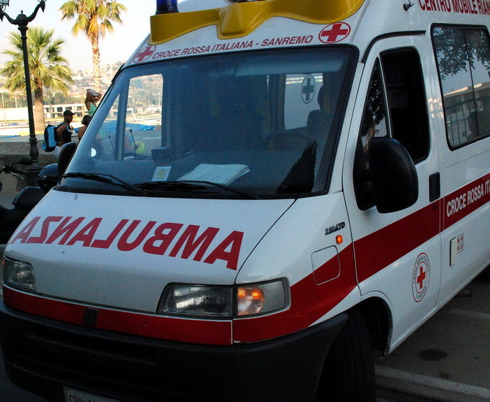 Sanremo: scooter si scontra con un'auto dei Carabinieri in corso Cavallotti, 40enne ferito Sanremo: scooter si scontra con un'auto dei Carabinieri in corso Cavallotti, 40enne ferito