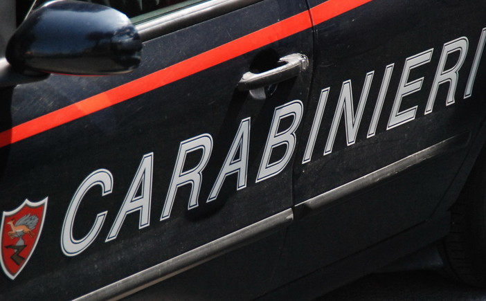 Arma di Taggia: vigilante del Carrefour agevolava i furti nel supermercato, denunciato insieme a 3 albanesi