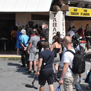 Le code alla rivendita di tabacchi al confine di Ponte San Ludovico il 3 giugno scorso