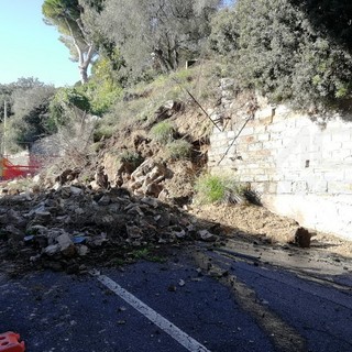 Imperia: si rompe un tubo dell'acquedotto e crolla un muro in viale Vittorio Veneto, strada chiusa (Foto)