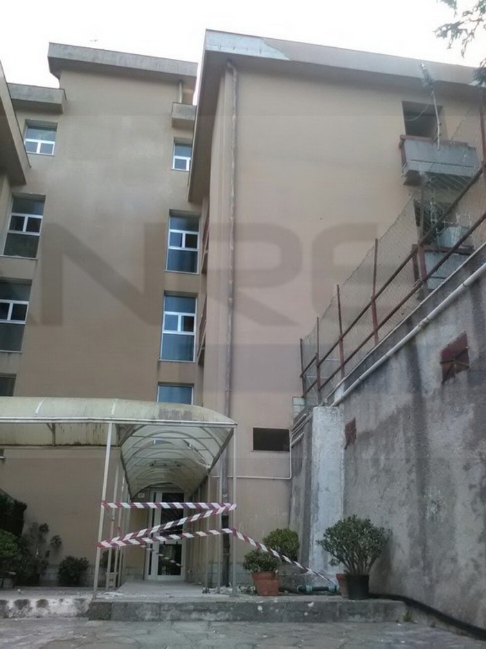 Sanremo: crollano calcinacci dallo stabile dell'Arte in via Lamarmora, intervento dei Vigili del Fuoco Sanremo: crollano calcinacci dallo stabile dell'Arte in via Lamarmora, intervento dei Vigili del Fuoco