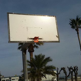 Arma di Taggia: a distanza di tre mesi nuovamente distrutti i canestri del campetto alla Darsena (Foto)