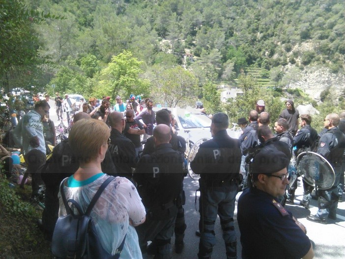 Marcia 'Critical Mass' arrivata a Fanghetto: partecipanti fermi e statale 20 del Tenda per ora bloccata (Foto e Video)