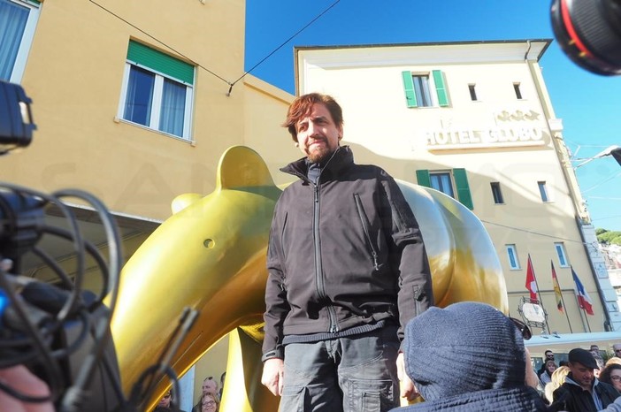 Valerio Staffelli con il suo 'Tapiro d'Oro' a Sanremo per il Festival
