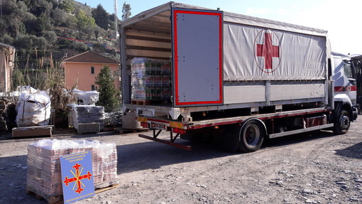 Ventimiglia: un camion carico di aiuti alimentari per i migranti del campo Roya Ventimiglia: un camion carico di aiuti alimentari per i migranti del campo Roya