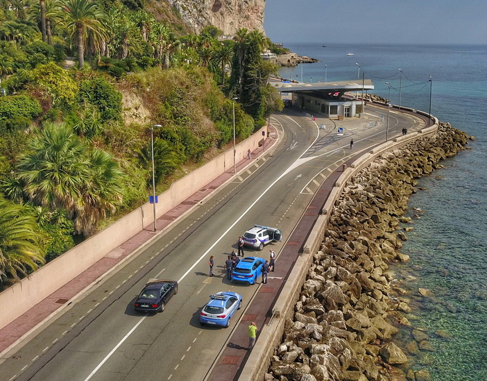 Assegno unico per i lavoratori frontalieri: dura reazione dei sindacati Cgil, Cisl e Uil "Il tempo è scaduto"