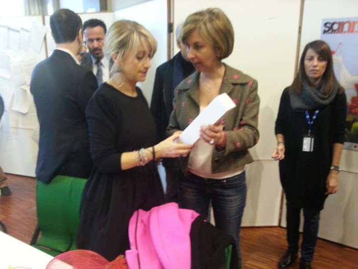 Luciana Littizzetto e Claudia Lolli con la rosa per il Gaslini