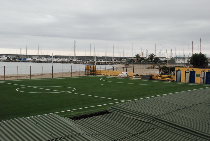 Sanremo: sta nascendo un campo da calcio in erba sintetica a pochi metri dal mare Sanremo: sta nascendo un campo da calcio in erba sintetica a pochi metri dal mare