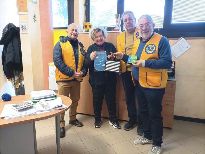 Vallecrosia: i Lions Capo Nero Host hanno consegnato 500 euro in buoni spesa per le famiglie bisognose Vallecrosia: i Lions Capo Nero Host hanno consegnato 500 euro in buoni spesa per le famiglie bisognose