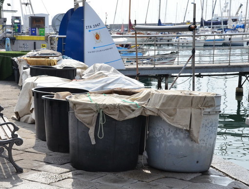 Sanremo: il 'passaggio' della droga tra spacciatori e tossici sulla banchina del porto, usati i 'mastelli' dei pescatori