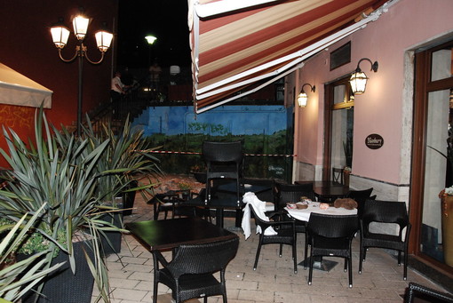 Ventimiglia: crolla un cornicione sul dehor del ristorante Hanbury, due giovani turisti gravemente feriti Ventimiglia: crolla un cornicione sul dehor del ristorante Hanbury, due giovani turisti gravemente feriti