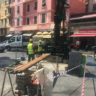 I lavori per il “carotaggio” in piazza Eroi I lavori per il “carotaggio” in piazza Eroi