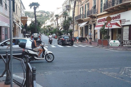 Bordighera: riaperta a doppio senso corso Italia, l'annuncio del Sindaco Vittorio Ingenito (Foto) Bordighera: riaperta a doppio senso corso Italia, l'annuncio del Sindaco Vittorio Ingenito (Foto)
