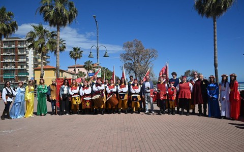 Ventimiglia, tradizione e storia: grande partecipazione al XXXIX “Ciantamazu” (Foto)