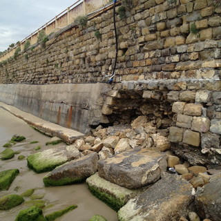 Sanremo: grossa apertura in un muro ai 'Tre Ponti', nuova segnalazione di un lettore Sanremo: grossa apertura in un muro ai 'Tre Ponti', nuova segnalazione di un lettore