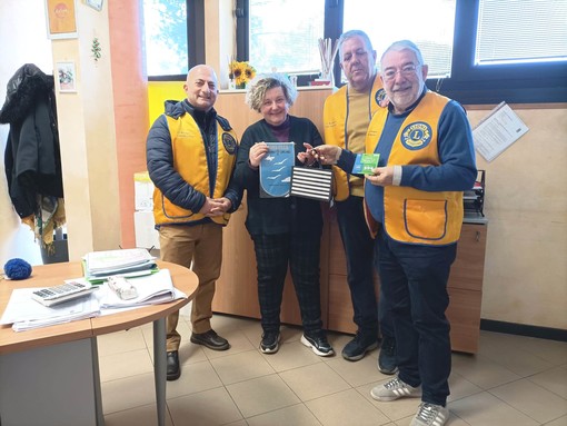 Vallecrosia: i Lions Capo Nero Host hanno consegnato 500 euro in buoni spesa per le famiglie bisognose