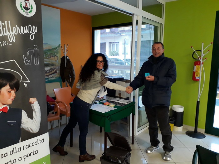 Riva Ligure: partita a gonfie vele la consegna dei kit per la differenziata 'porta a porta' (Foto) Riva Ligure: partita a gonfie vele la consegna dei kit per la differenziata 'porta a porta' (Foto)