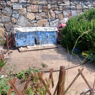 Allestita abusivamente una colonia felina vicino alla pista ciclabile di Santo Stefano al Mare