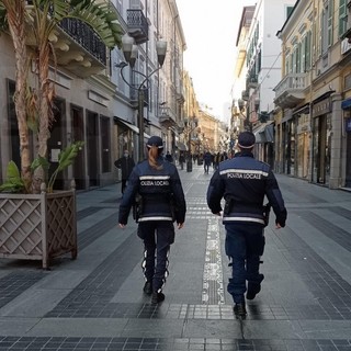 Sanremo: serve aperitivi e stuzzichini nel dehor del proprio bar, multato dalla Polizia Municipale