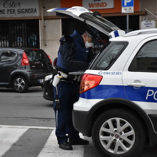 Sanremo: 46enne tossicodipendente tenta di scippare una donna, denunciata dalla Polizia Municipale Sanremo: 46enne tossicodipendente tenta di scippare una donna, denunciata dalla Polizia Municipale