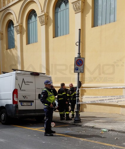 Sanremo: crollano pezzi di cornicione in via Pallavicino, intervento di Municipale e Vigili del Fuoco (Foto)