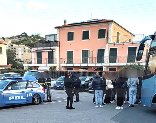 Riva Ligure: pullman con problemi al parabrezza e alunni appiedati, raggiungono l'aeroporto con le auto dei genitori