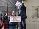 Sanremo: tre Consiglieri comunali 'operai' al montaggio di alcuni cartelli per le indicazioni in piazza Colombo (Foto)
