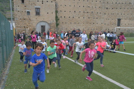 Oltre 70 gli studenti della Primaria del Littardi di Dolcedo hanno partecipato all’iniziativa solidale della ‘Corsa contro la fame’ Oltre 70 gli studenti della Primaria del Littardi di Dolcedo hanno partecipato all’iniziativa solidale della ‘Corsa contro la fame’