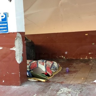 Sanremo: aumentano i questuanti in città con il caldo, alcuni passano la notte in via Fratti (Foto) Sanremo: aumentano i questuanti in città con il caldo, alcuni passano la notte in via Fratti (Foto)