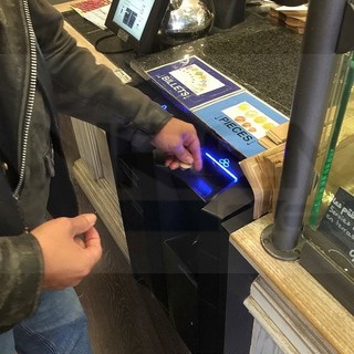 Costa Azzurra: una 'macchinetta' innovativa per controllare i soldi falsi nei negozi francesi Costa Azzurra: una 'macchinetta' innovativa per controllare i soldi falsi nei negozi francesi