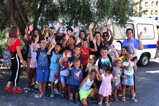 Sanremo: i bambini del centro estivo “La Clessidra” in visita al Comando della Polizia Municipale (Foto)