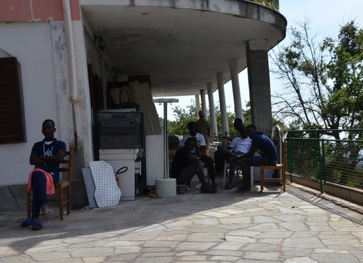 Sanremo: due giovani 'rubano' vestiti dal cassonetto Caritas, lo avevano semplicemente scambiato per quello dell'immondizia