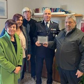 Sanremo: targa di riconoscimento alla Polizia Locale dalla Confesercenti “Impegno fondamentale per la legalità e l’equità del mercato” Sanremo: targa di riconoscimento alla Polizia Locale dalla Confesercenti “Impegno fondamentale per la legalità e l’equità del mercato”