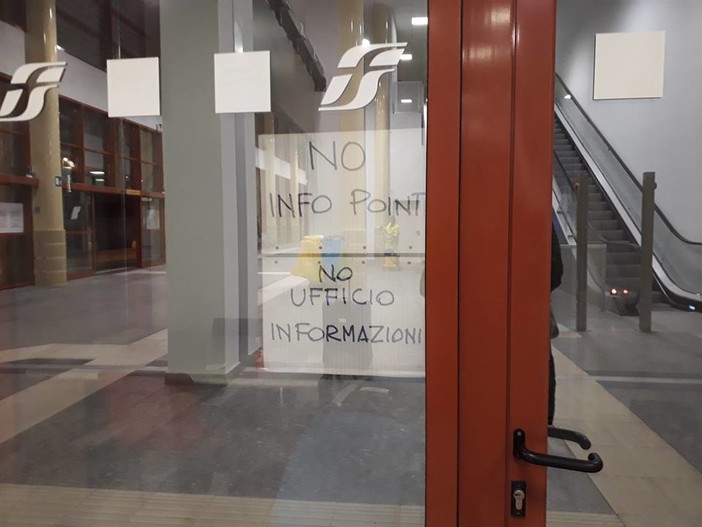 Imperia: fotografa alcuni cartelli alla stazione e viene ripresa, pendolare lamenta disservizi (Foto) Imperia: fotografa alcuni cartelli alla stazione e viene ripresa, pendolare lamenta disservizi (Foto)