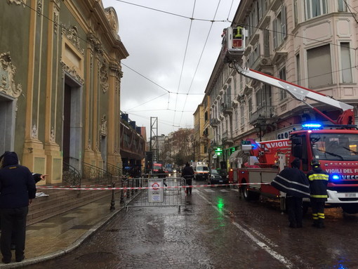 Sanremo: crollo cornicione alla chiesa degli Angeli, creato un 'camminamento' e domani la messa in sicurezza Sanremo: crollo cornicione alla chiesa degli Angeli, creato un 'camminamento' e domani la messa in sicurezza