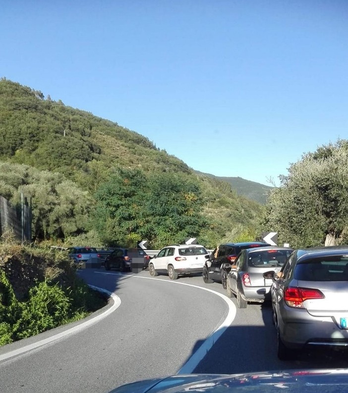 Pieve di Teco: ferragosto in coda per tanti turisti, statale 28 ancora paralizzata dai semafori