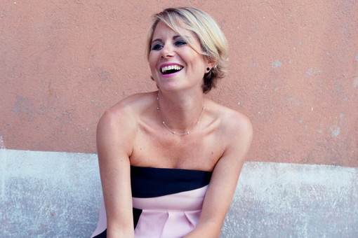 Chiara Ragnini ci porta a Creta: il nuovo singolo dell'artista di Lingueglietta è 'In ogni angolo del mondo'