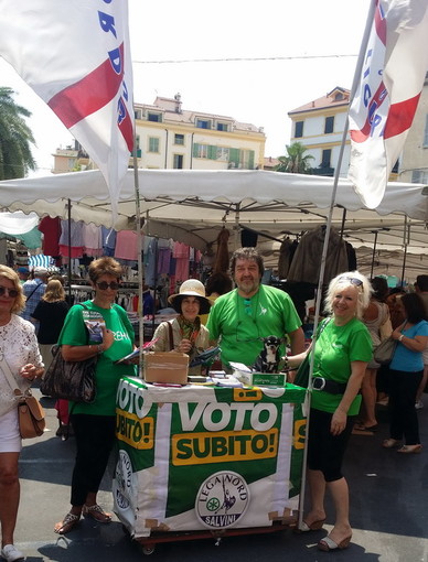 Sanremo: oggi la Lega al Mercato del martedì incontra la gente girando tra i banchi con il Carroccino Sanremo: oggi la Lega al Mercato del martedì incontra la gente girando tra i banchi con il Carroccino