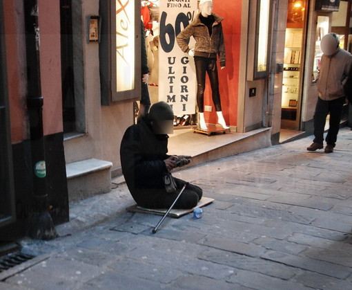 Il clochard in una delle sue ultime 'apparizioni' in via Palazzo Il clochard in una delle sue ultime 'apparizioni' in via Palazzo