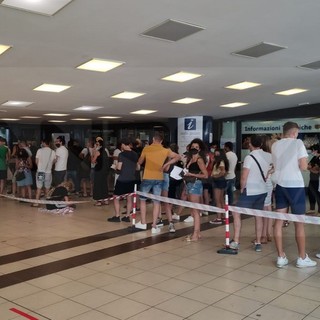 'Open night and day': prosegue la campagna vaccinale, stasera al Palafiori di Sanremo e domani al Palasalute di Imperia