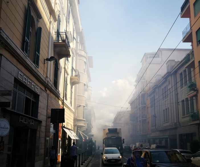 Sanremo: corto circuito ad un condizionatore, alta colonna di fumo e qualche momento di paura in via Roma (Foto) Sanremo: corto circuito ad un condizionatore, alta colonna di fumo e qualche momento di paura in via Roma (Foto)