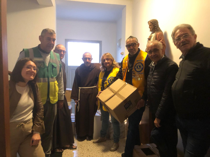 Sanremo, il Lions Club Sanremo Host dona oltre 250 chili di alimenti ai Frati Cappuccini per le famiglie in difficoltà Sanremo, il Lions Club Sanremo Host dona oltre 250 chili di alimenti ai Frati Cappuccini per le famiglie in difficoltà