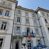 Sanremo: serie di furti nei negozi del centro, rubati materiali e denaro. Indagini della Polizia