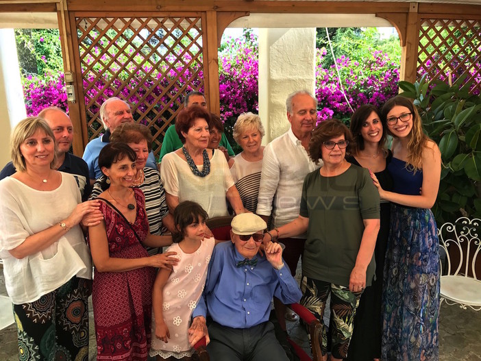 Sanremo: grande festa oggi pomeriggio a Villa Speranza per i 105 anni di Carlo Evolani. Il suo segreto? “Lavorare e mai stancarsi” (Foto e Video)