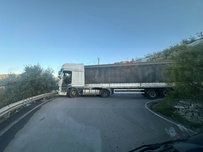 Tir incastrato nei tornanti dei ‘Turnichetti’ tra Coldirodi e Capo Nero: strada bloccata, autista irreperibile (Foto)