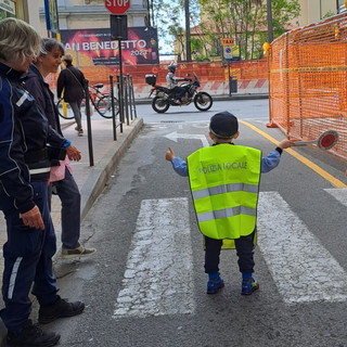 Arma di Taggia: i bambini della scuola dell'infanzia a 'scuola' con gli agenti della Municipale (Foto)