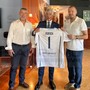 La maglia della Sanremese al ministro Abodi: appuntamento di prestigio per la società biancoazzurra (Foto) La maglia della Sanremese al ministro Abodi: appuntamento di prestigio per la società biancoazzurra (Foto)