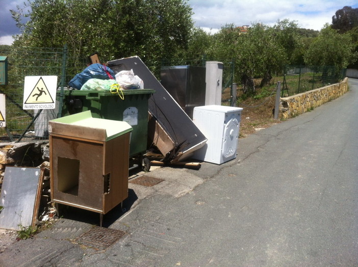 La Eco Imperia denuncia con alcune foto il conferimento di rifiuti speciali in modo errato