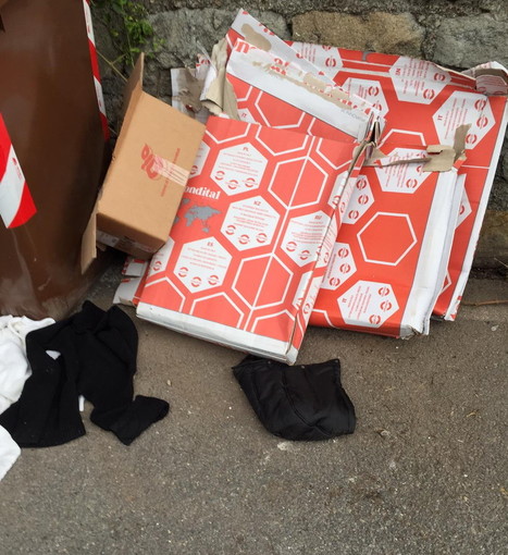 Sanremo: cassonetti di strada Borgo Tinasso nuovamente nel degrado, la protesta di una lettrice